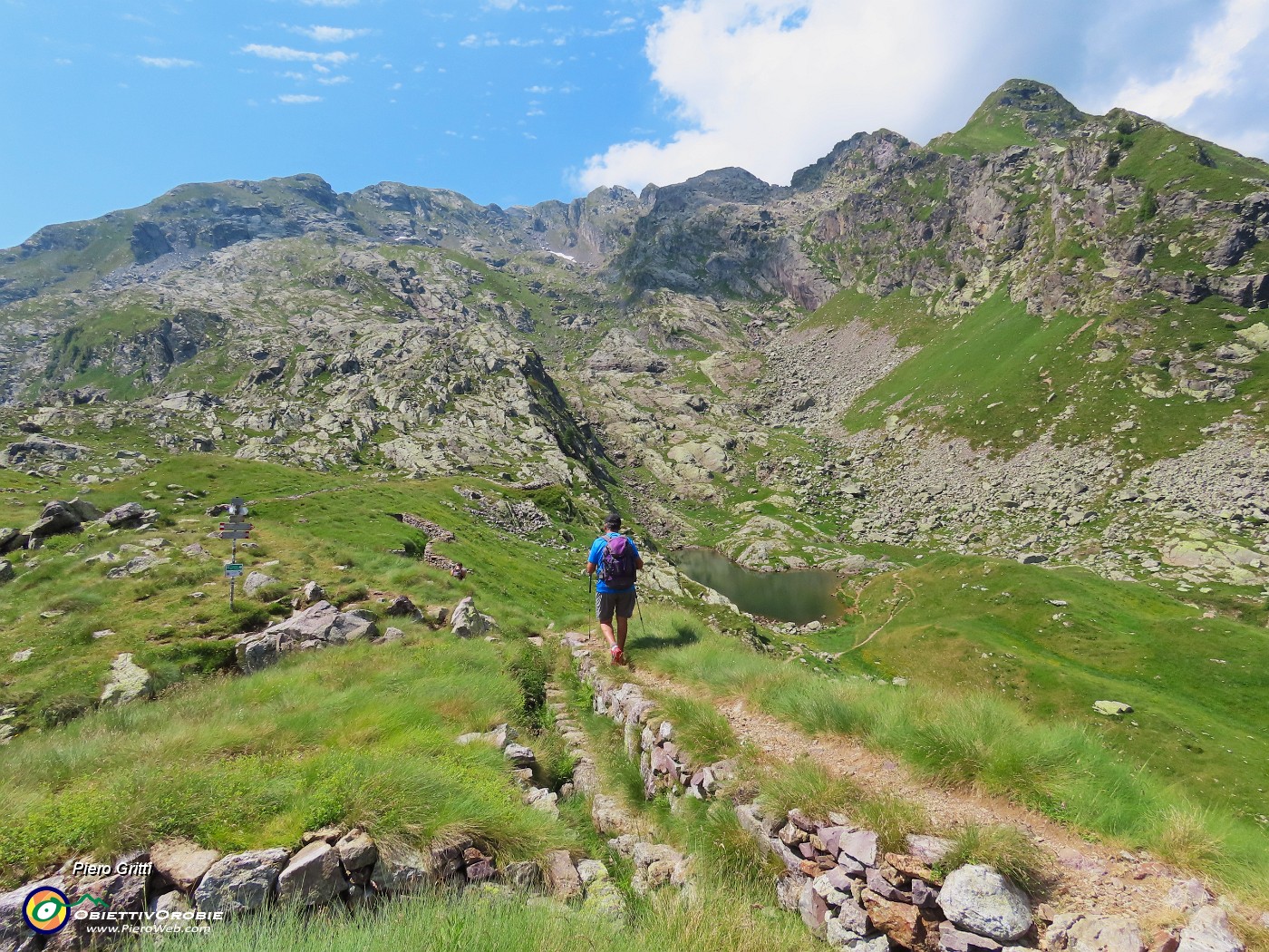52 Dal Passo (2026 m) scendiamo al Lago di Verrobbio (2010 m).JPG